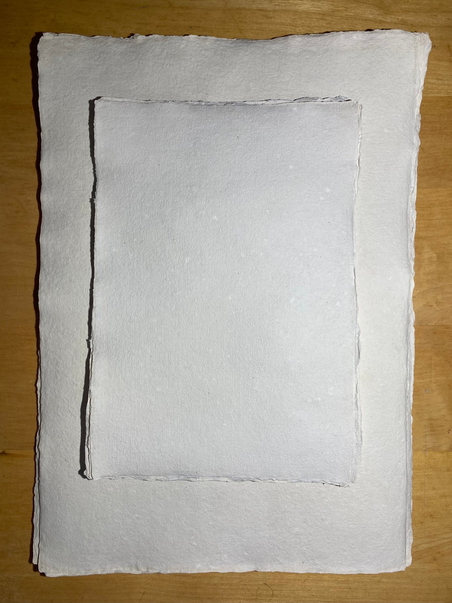 Papier pur chiffon "Coton écru" avec embossage (200-300 g/m²)