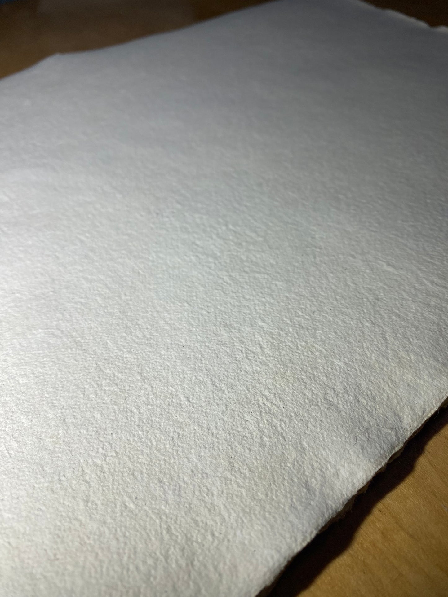 Papier pur chiffon "Coton écru" avec embossage (200-300 g/m²)