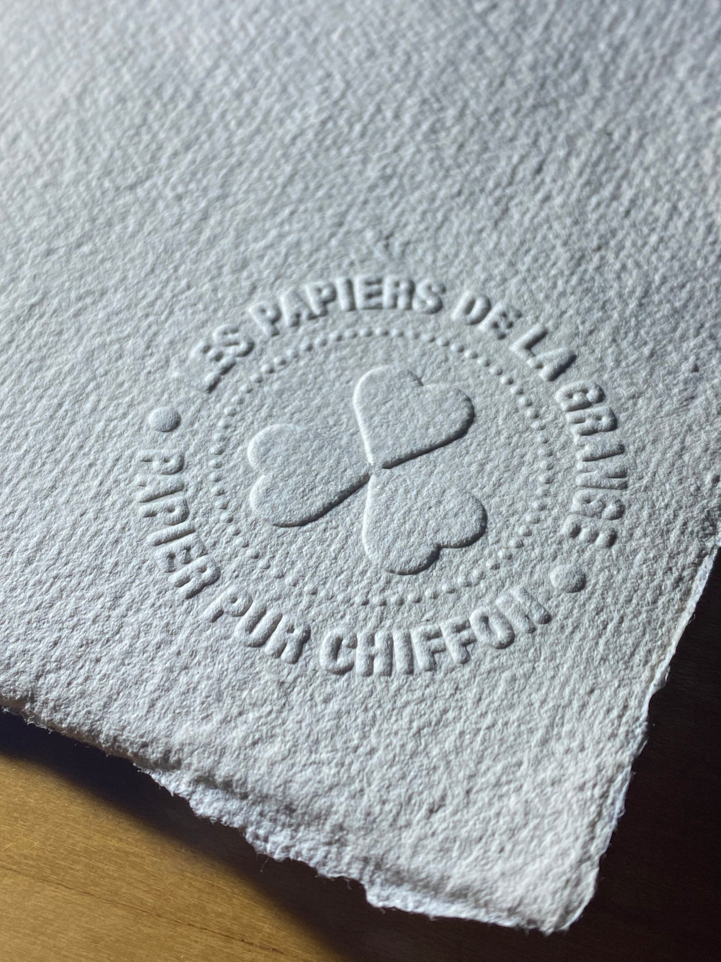 Papier pur chiffon "Coton écru" avec embossage (200-300 g/m²)