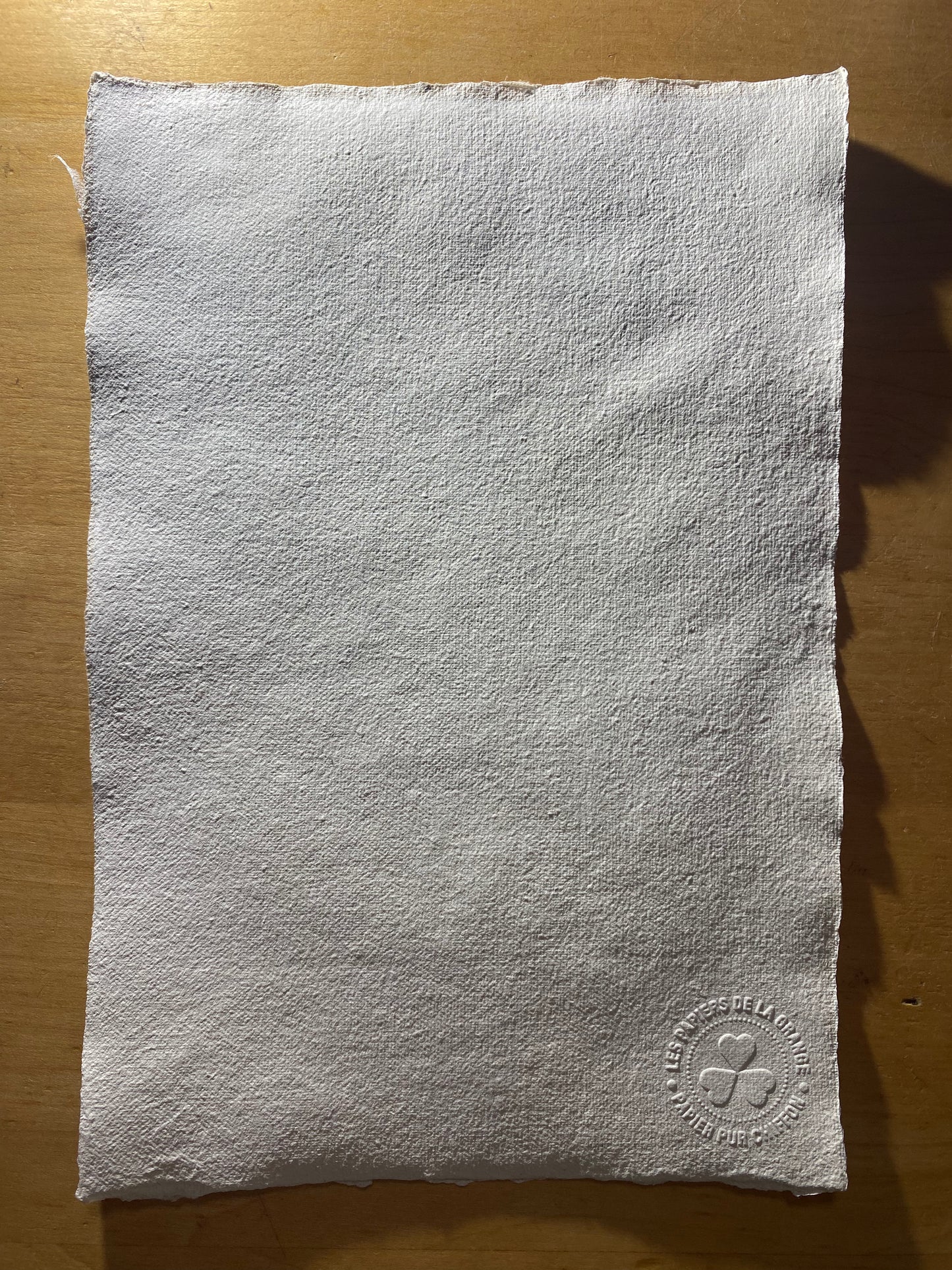 Papier pur chiffon "Coton écru" avec embossage (200-300 g/m²)