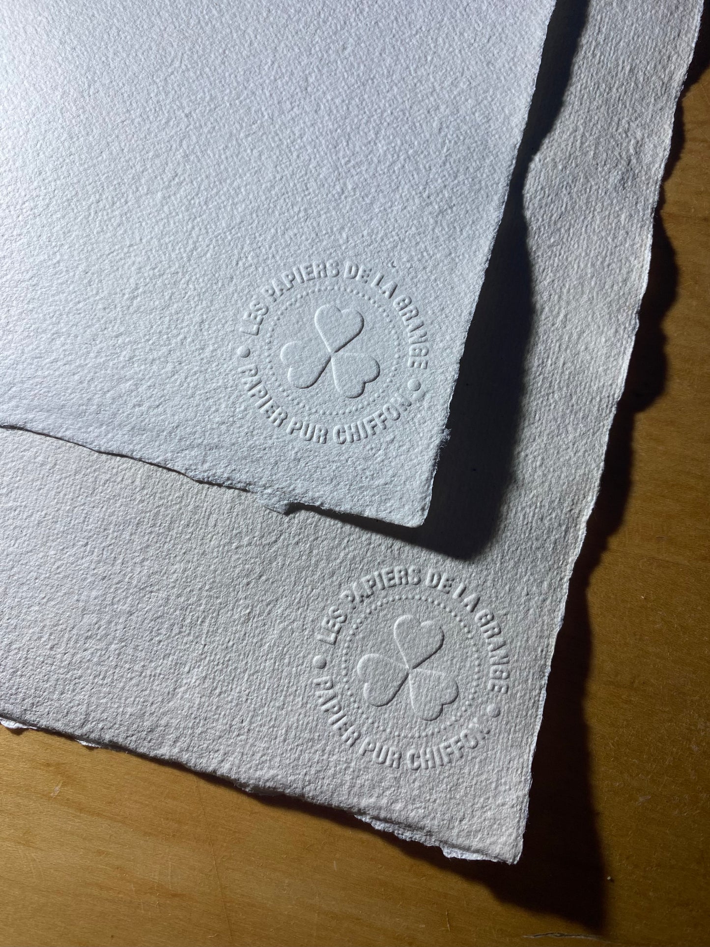 Papier pur chiffon "Coton écru" avec embossage (200-300 g/m²)