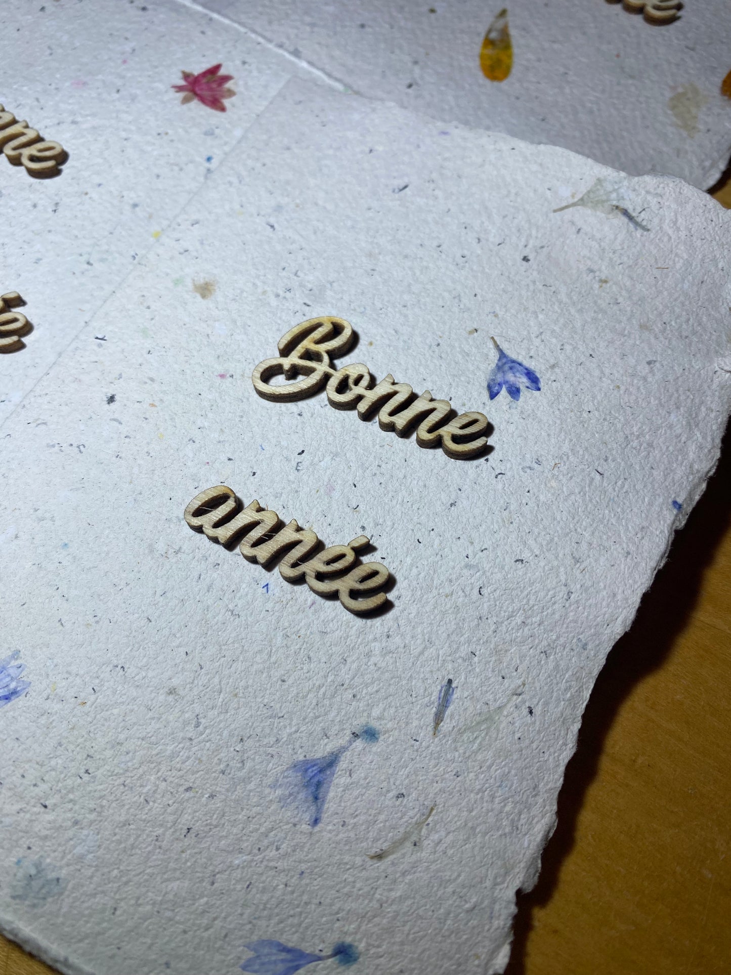 Carte A6 avec texte en bois (Bonne année)