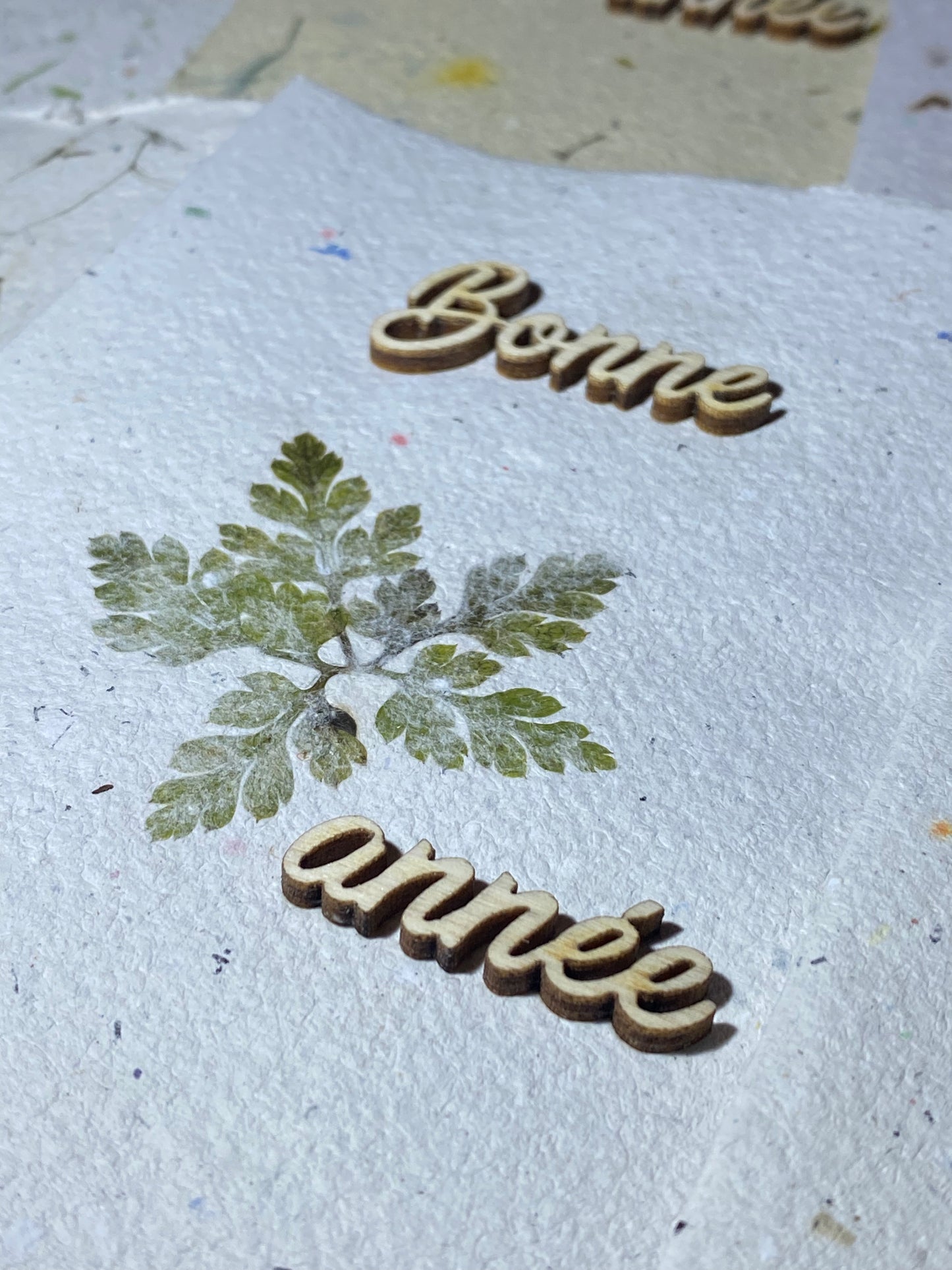 Carte A6 avec texte en bois (Bonne année)