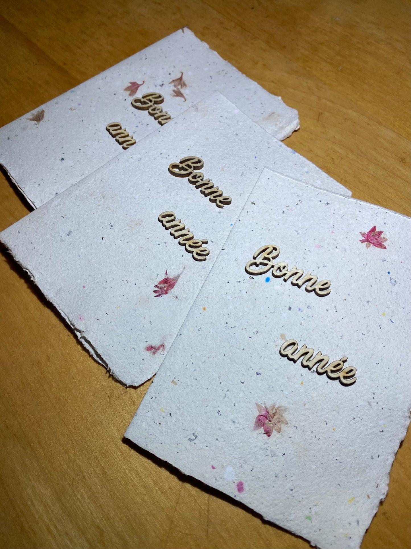 Carte A6 avec texte en bois (Bonne année)