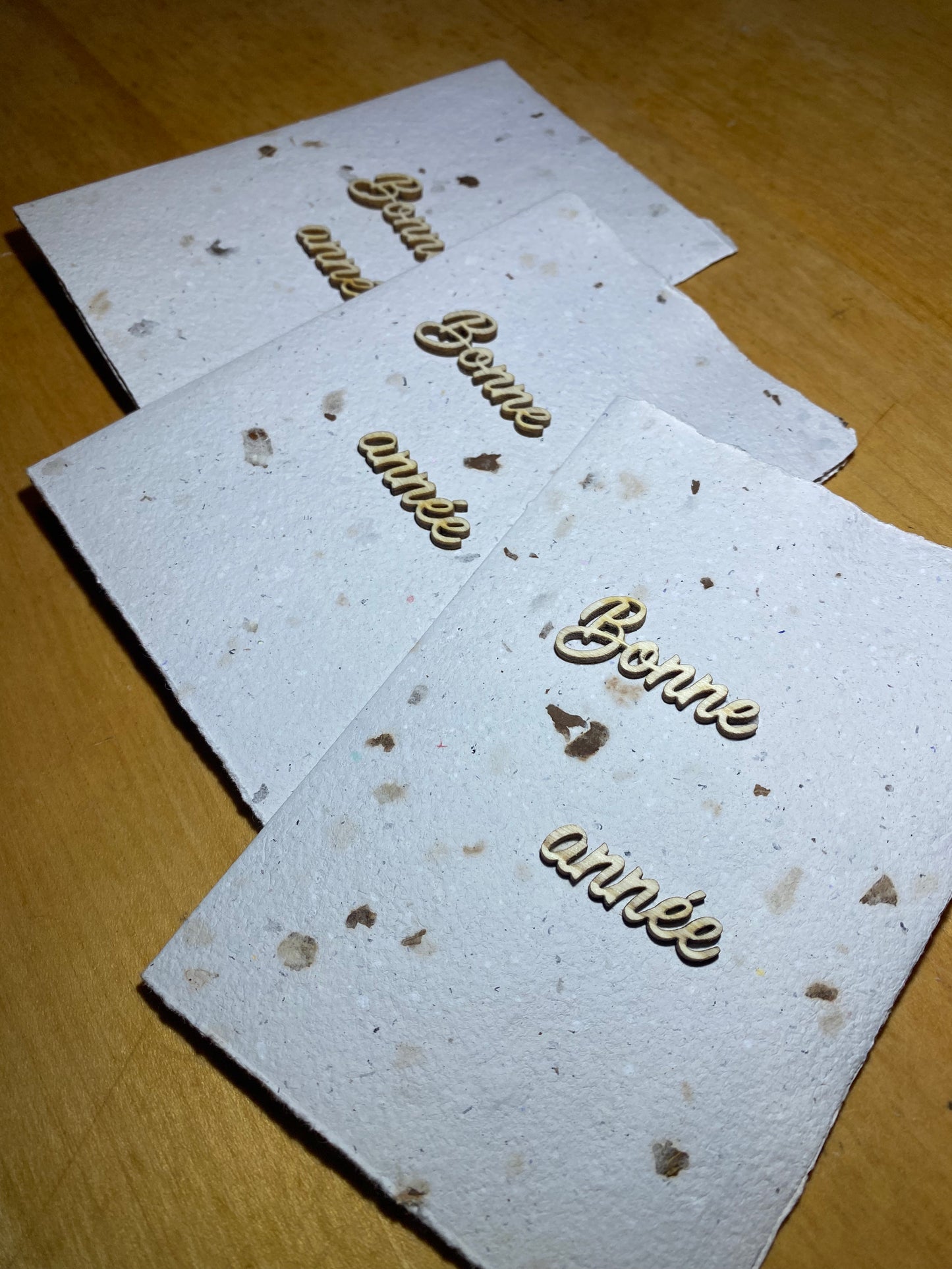 Carte A6 avec texte en bois (Bonne année)