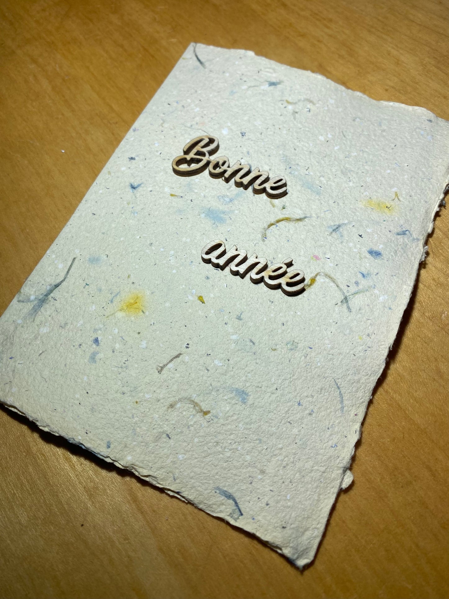 Carte A6 avec texte en bois (Bonne année)