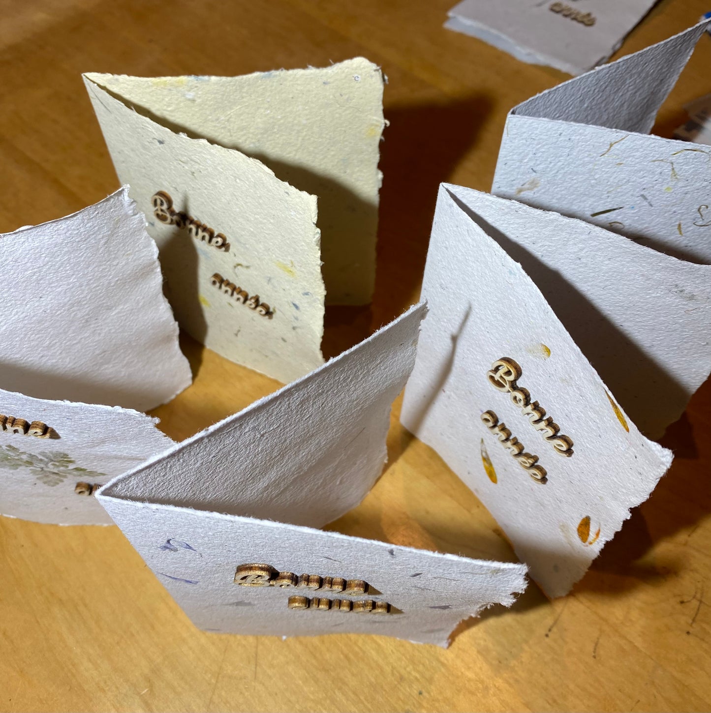 Carte A6 avec texte en bois (Bonne année)