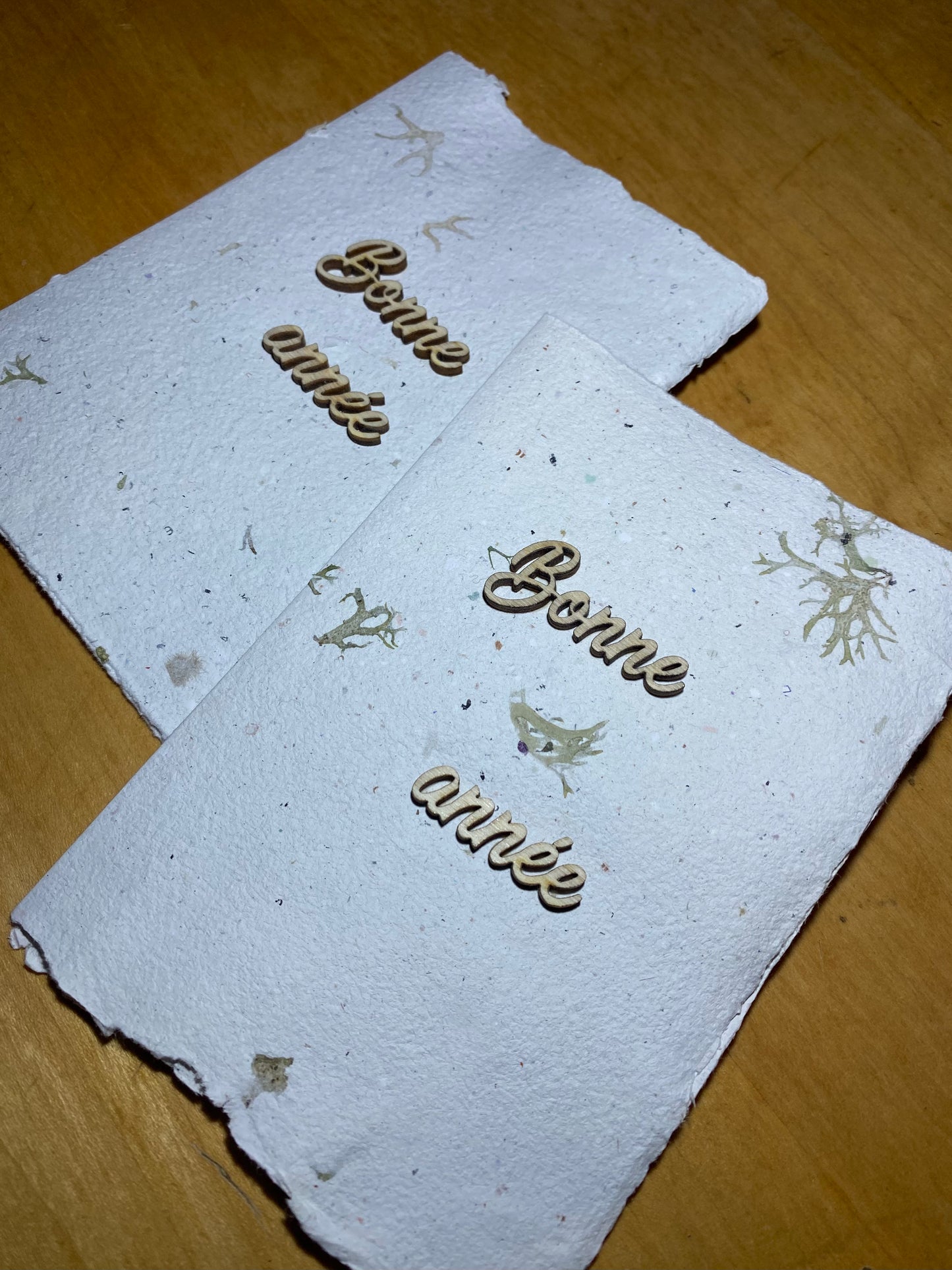 Carte A6 avec texte en bois (Bonne année)