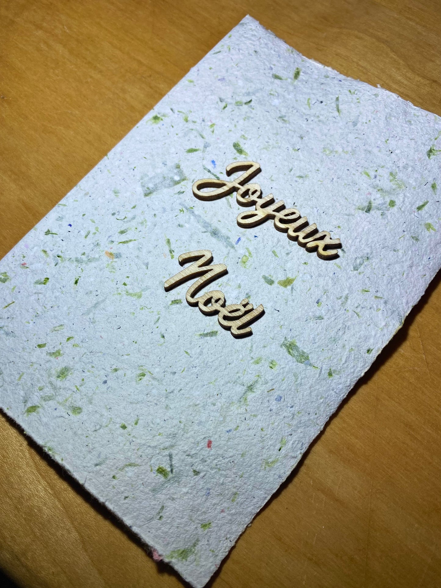 Carte A6 avec texte en bois (Joyeux Noël)