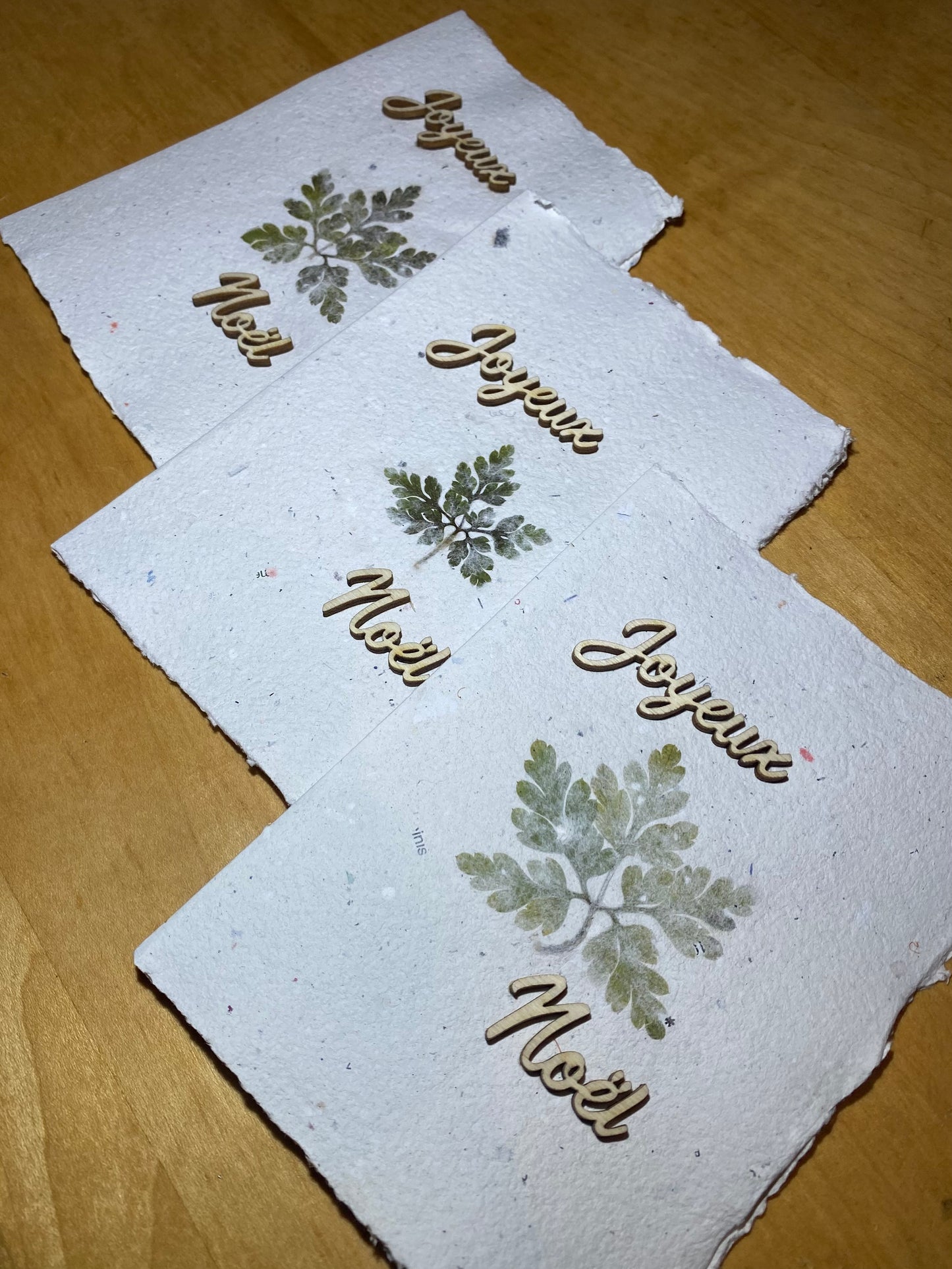 Carte A6 avec texte en bois (Joyeux Noël)