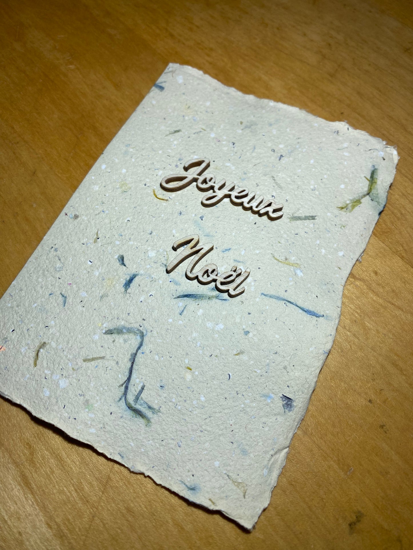 Carte A6 avec texte en bois (Joyeux Noël)