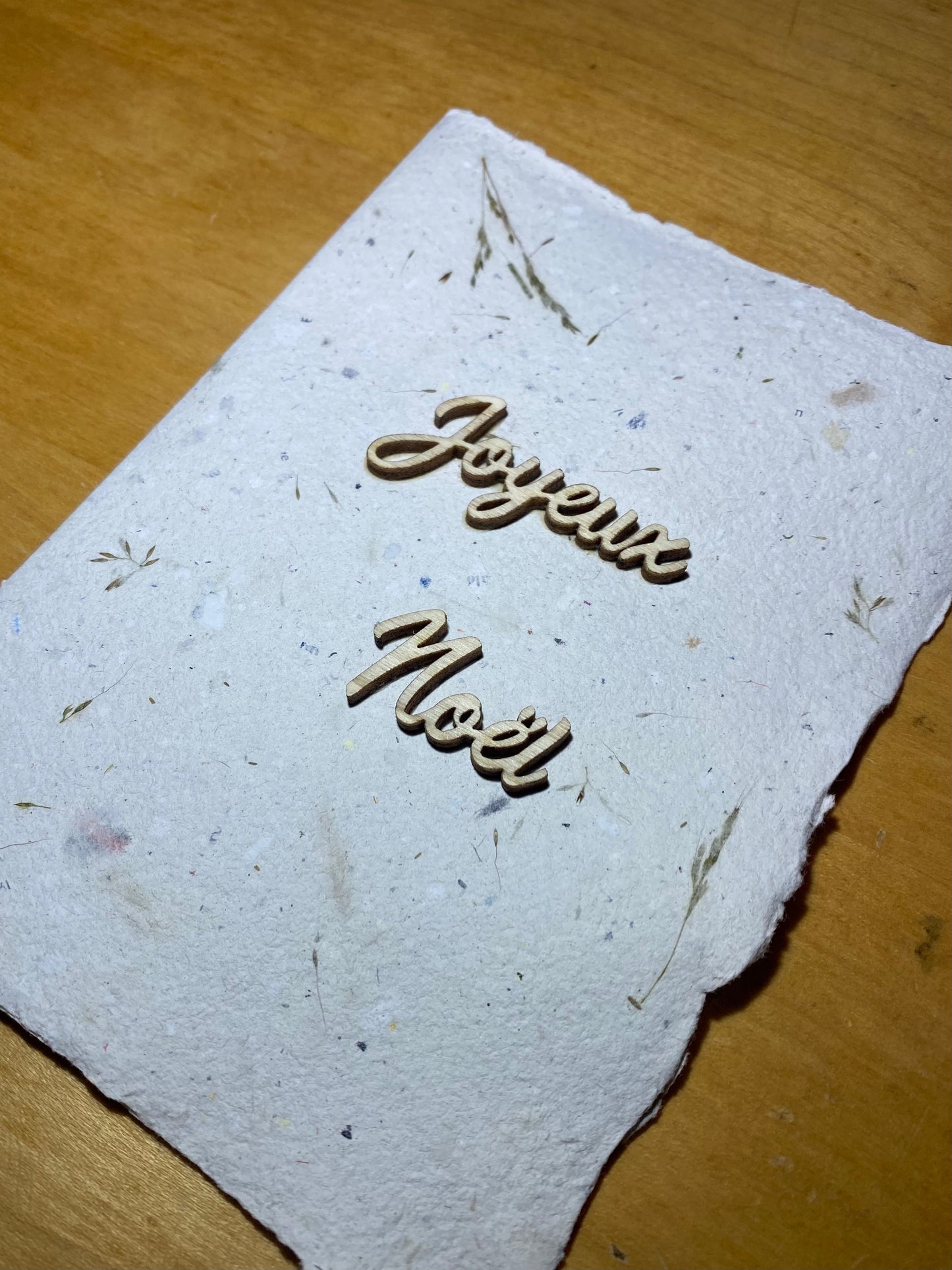 Carte A6 avec texte en bois (Joyeux Noël)
