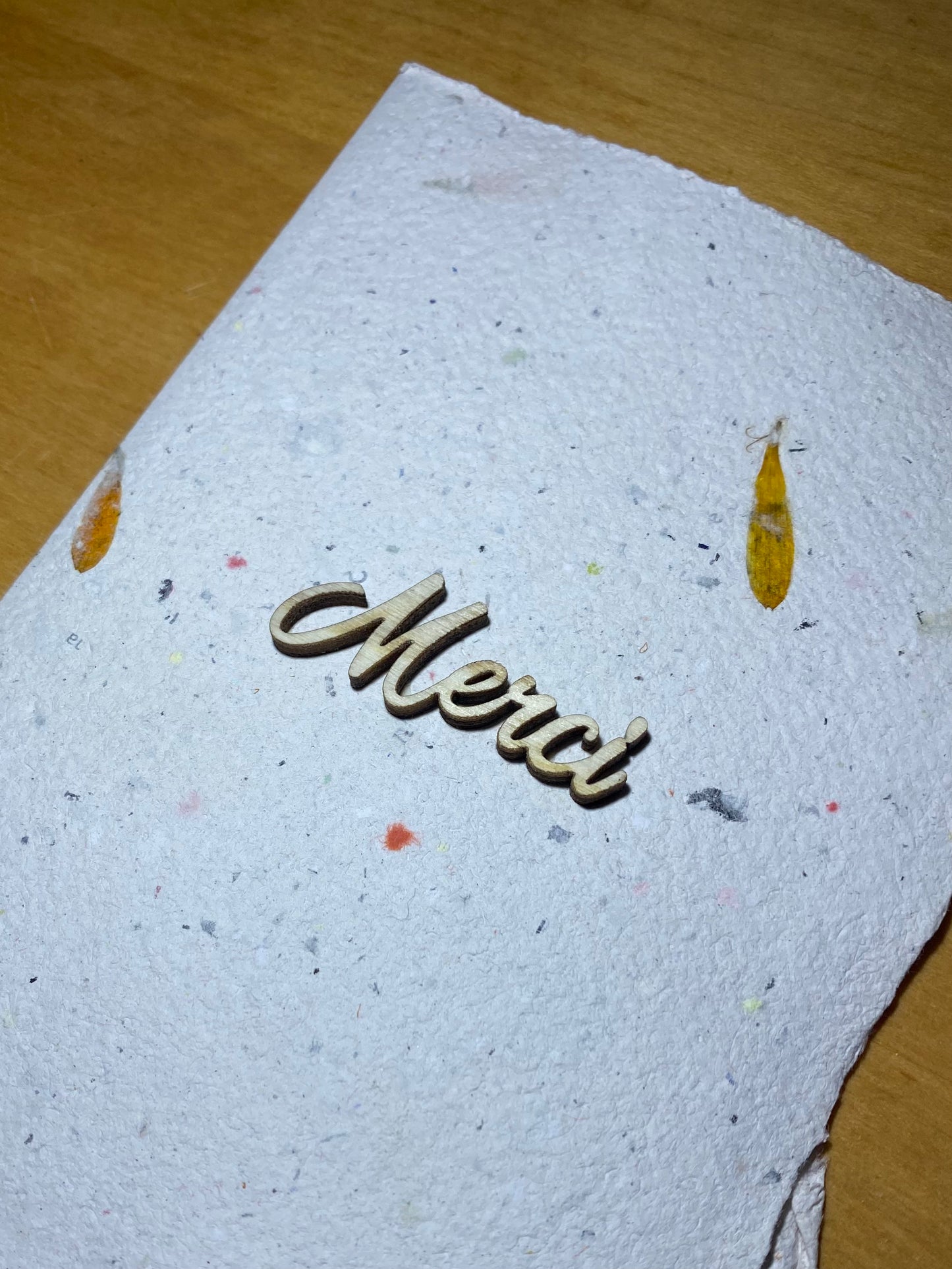 Carte A6 avec texte en bois (Merci)