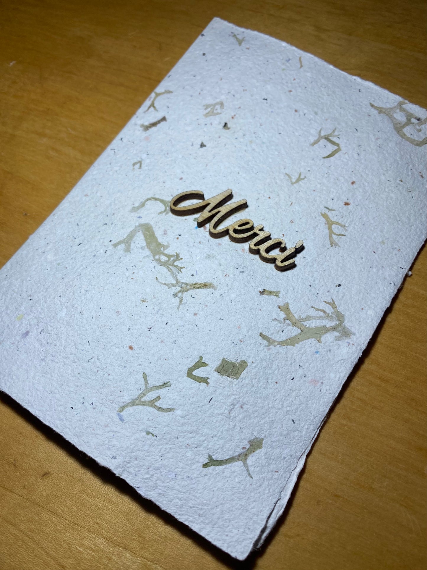 Carte A6 avec texte en bois (Merci)