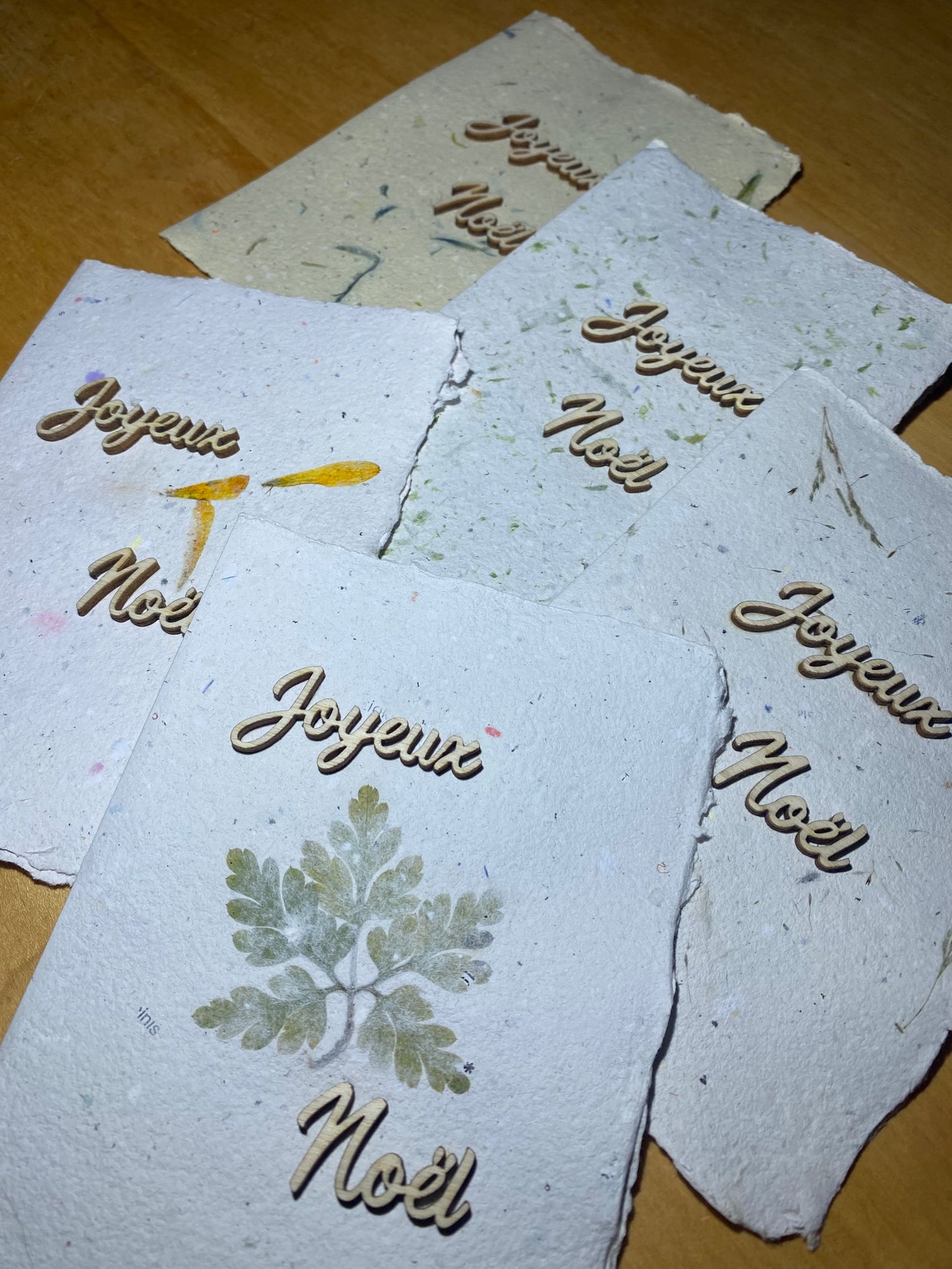 Carte A6 avec texte en bois (Joyeux Noël)