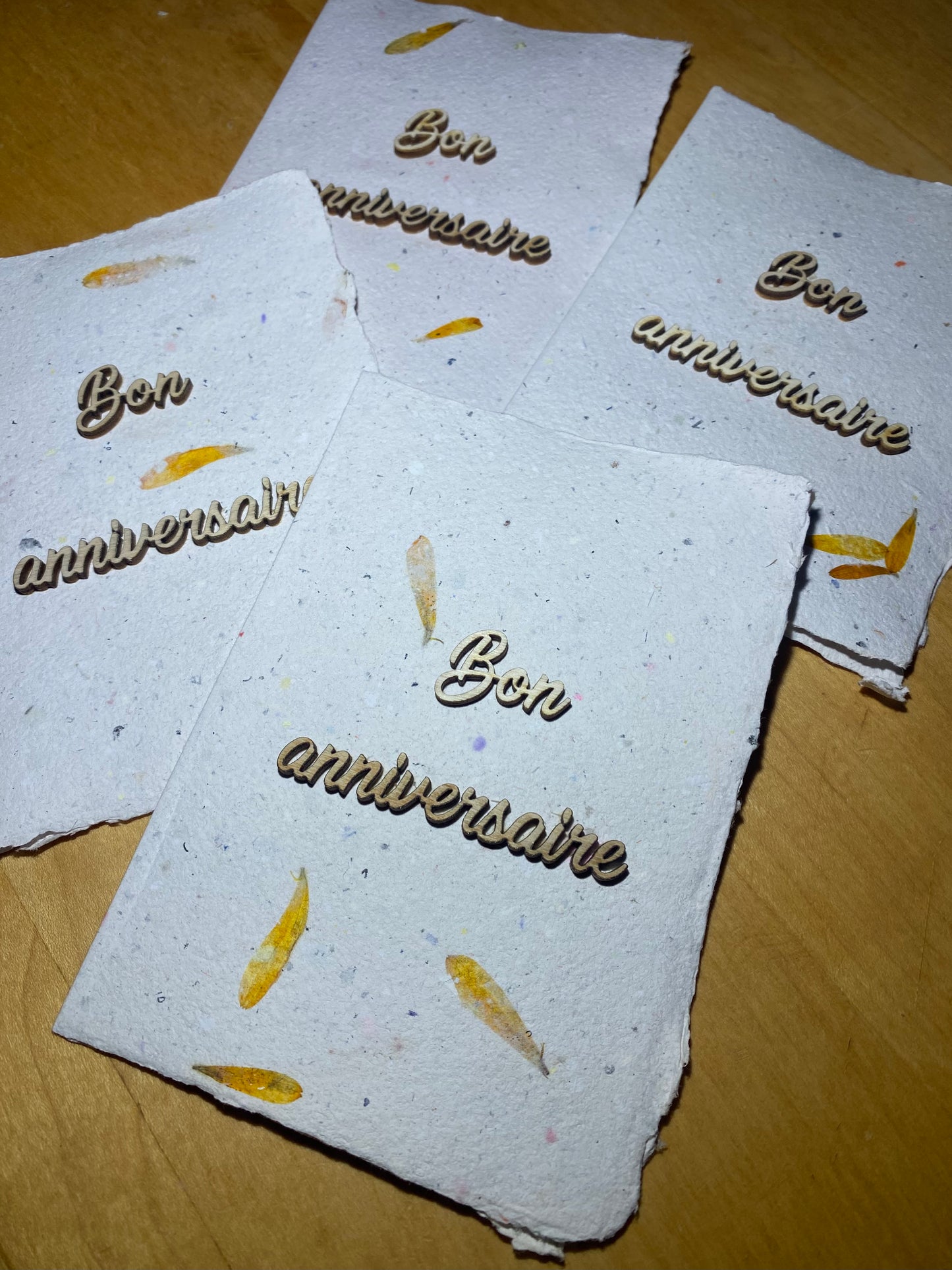 Carte A6 avec texte en bois (Bon anniversaire)