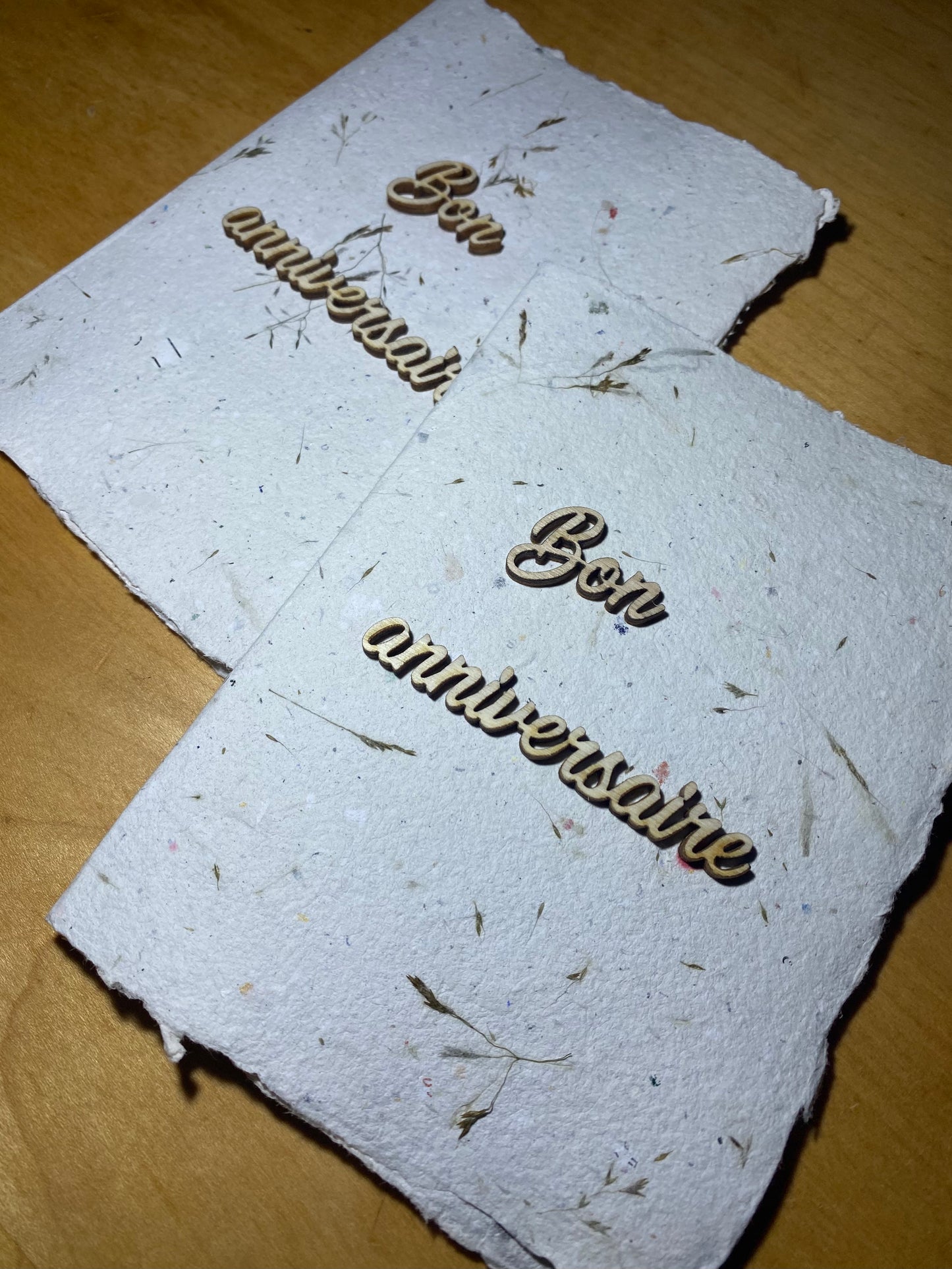 Carte A6 avec texte en bois (Bon anniversaire)