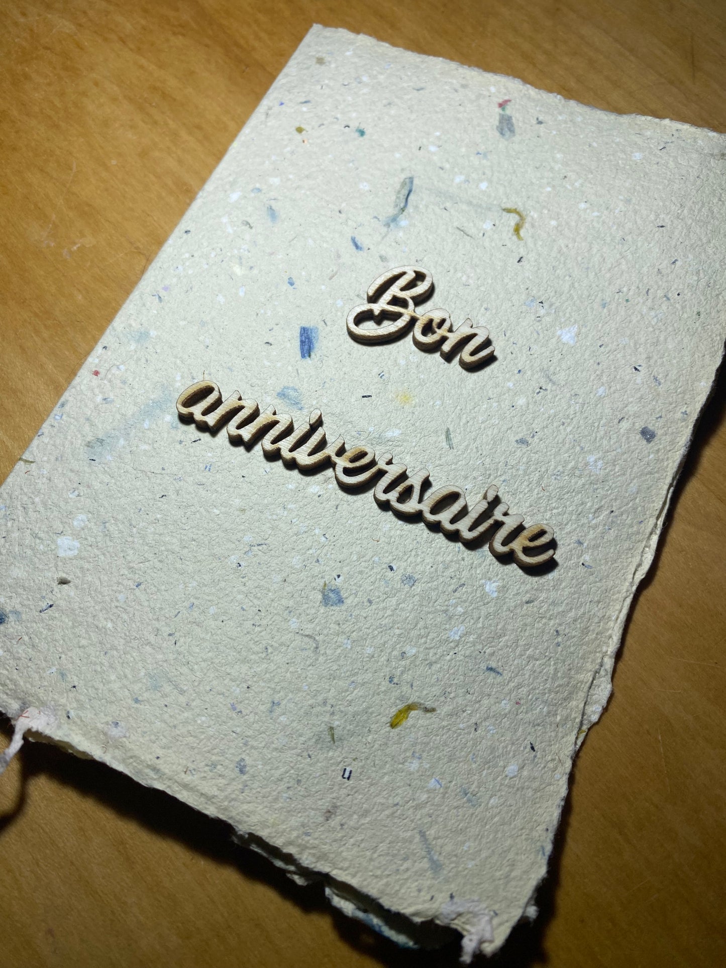 Carte A6 avec texte en bois (Bon anniversaire)